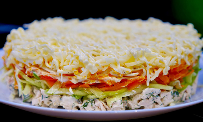 Шикарный салат на Новый год: слоями мясо, грибы, сыр и сладкий перец