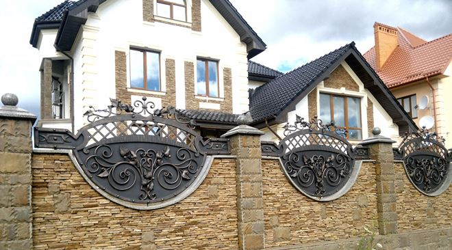 Кованые заборы: разновидности, преимущества и уход (102 фото)