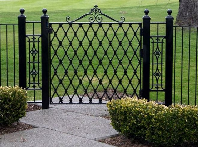 Кованые заборы: разновидности, преимущества и уход (102 фото)