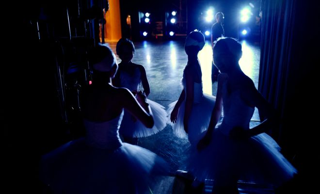 Работник театра снял на камеру, как проводят балерины время за кулисами, пока их не видят