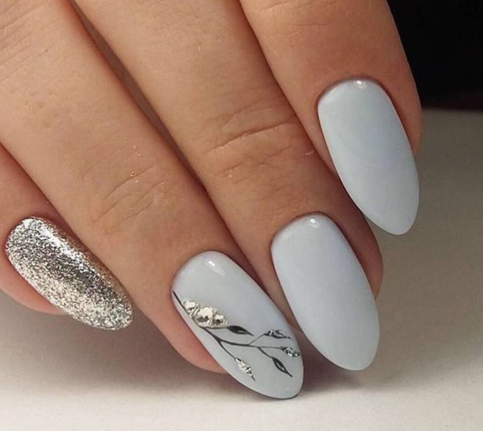 Маникюр на 8 Марта: идеи с фото