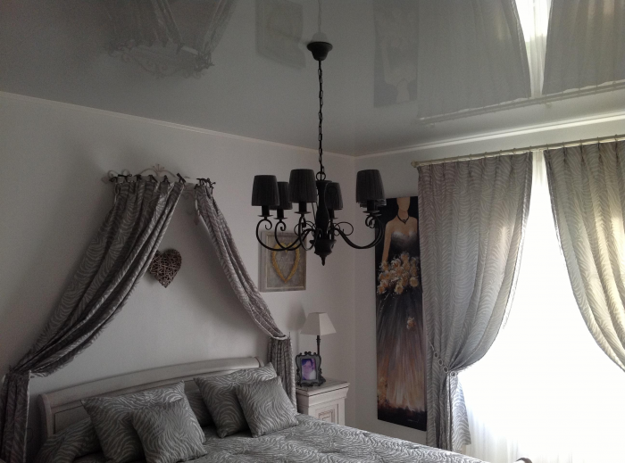 Как выбрать люстру для натяжного потолка в зал и другие комнаты (67 фото)