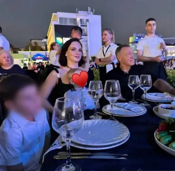 Стало известно, что 70-летний миллиардер Араз Агаларов познакомился со своей новой молодой женой, когда той было 18 лет