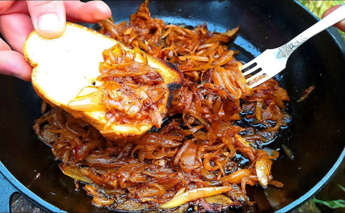 Невероятная закуска из обычного лука. Запекается в духовке, нет никакой горечи