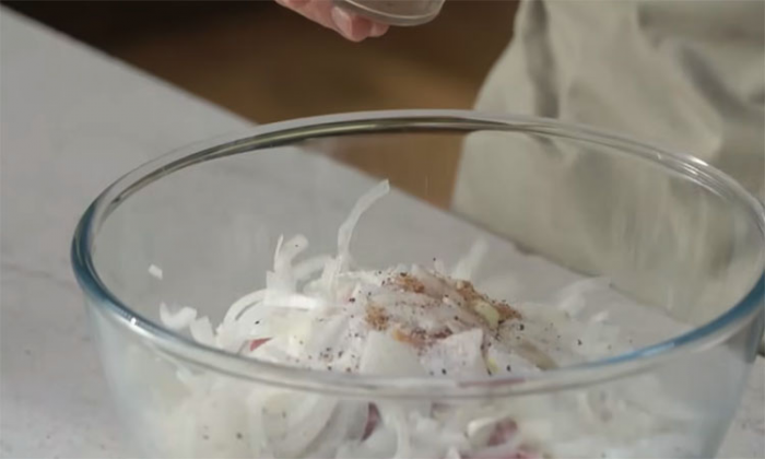 Домашний рецепт шашлыка: мясо получится как с мангала, с копченым привкусом