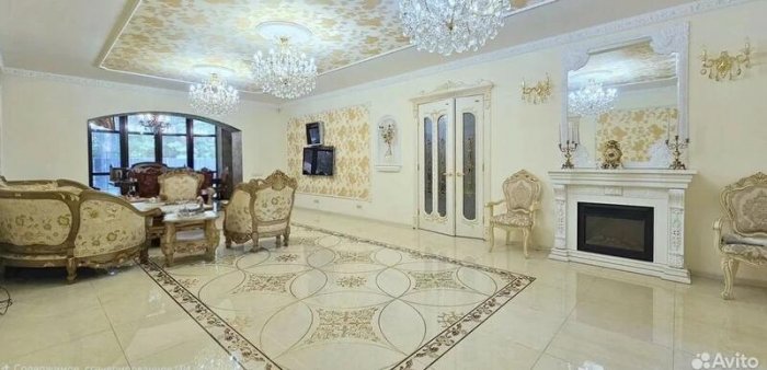 В Барнауле продают "дом мечты за полцены" с единорогом и ванной комнатой кровавых оттенков