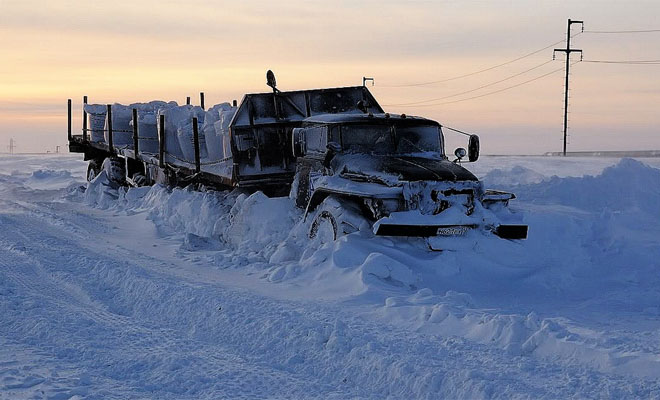 Работа дальнобойщиков за Полярным Кругом, где от холода зимой ломаются гвозди