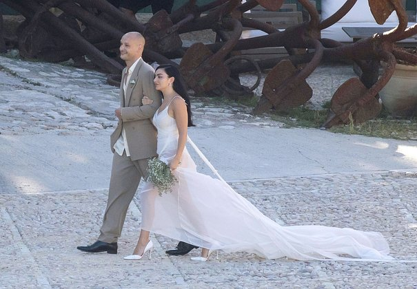 «Система играет против одиночек» Зумеры все охотнее женятся и рожают детей. Но любовь здесь может быть ни при чем