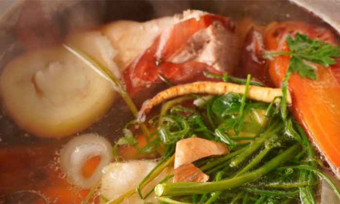 Борщ на свиных ребрышках с дополнительными ингредиентами: самый красный, с крепким бульоном