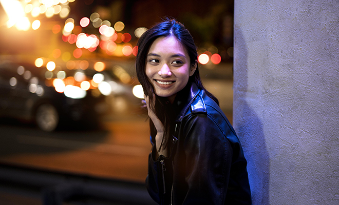 В Гуанчжоу нашли необычную улицу. Турист задался вопросом, что делают все эти девушки: видео