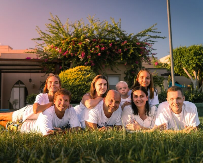 «Она им просто открыла дверь»: как старшая сестра Авериных повлияла на судьбу Дины и Арины и стала мамой в 2023 году