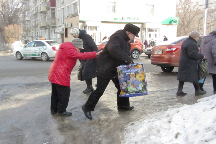 Гололед, ватрушки, бенгальские огни: из-за чего можно получить травмы в зимние выходные