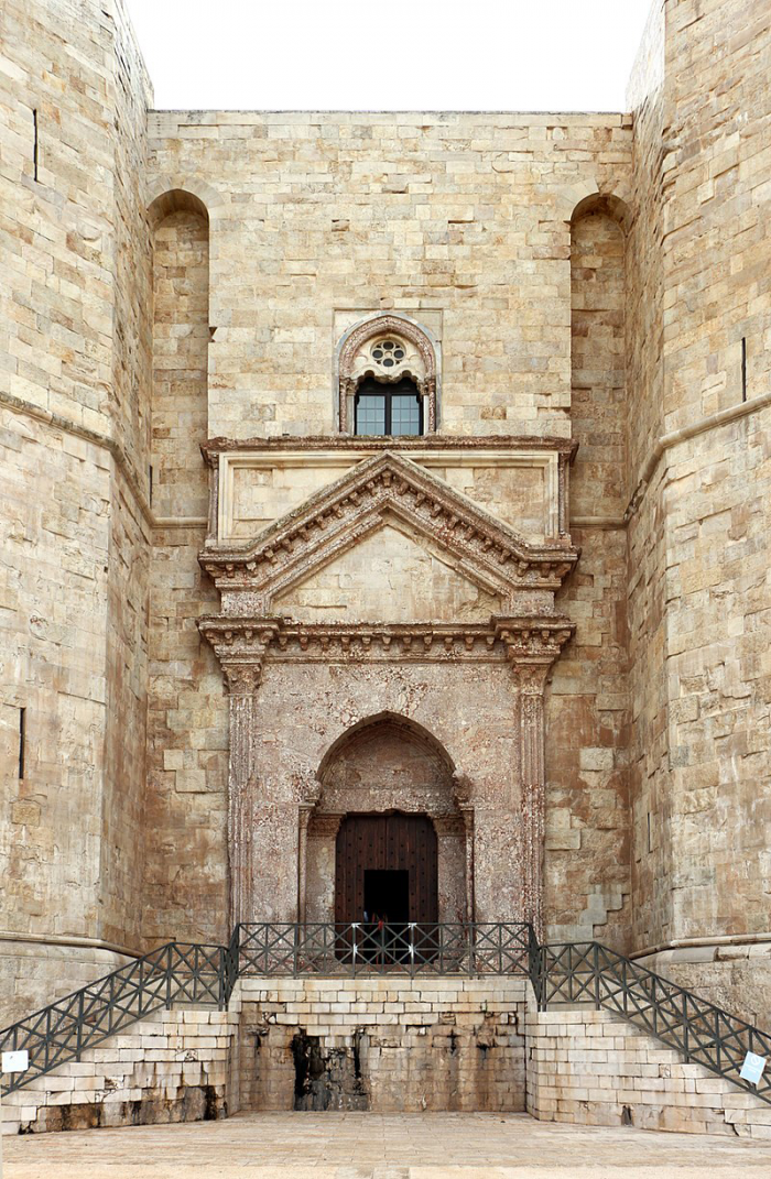 В 1240 году средневековый рыцарь построил самый странный замок мира. Он отражает устройство Вселенной