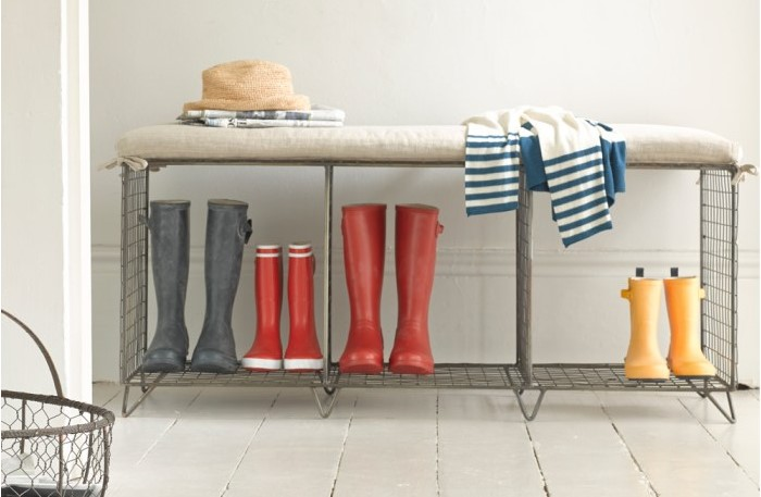 7 идей, где разместить мокрую обувь и зонты, чтобы не разносить грязь по дому