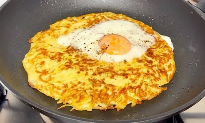 Ленивый завтрак на всю семью: натерли картошку и просто разбиваем в нее яйца