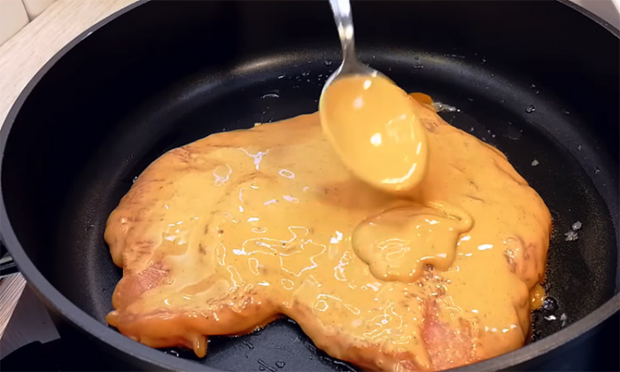 Жарим отбивные размером со сковороду. Одной порции хватит на ужин семье