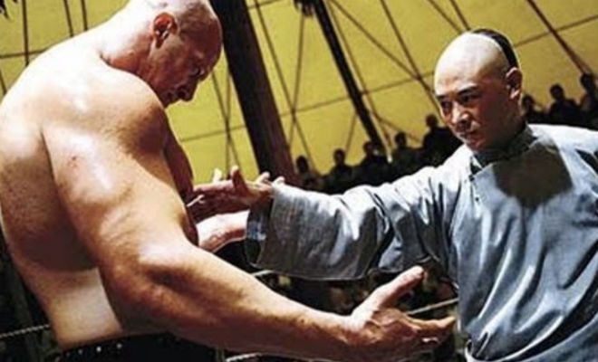 Монах Шаолинь показал силу гостю с Запада: больше одного движения сделать не получилось