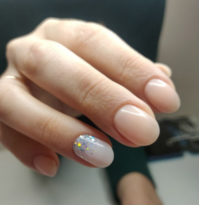 Маникюр на 8 Марта: идеи с фото