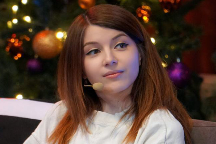 Стримерша Оляша заявила о снижении дохода после отъезда из России