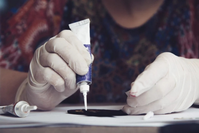 Почему суперклей часто не держит: главные ошибки