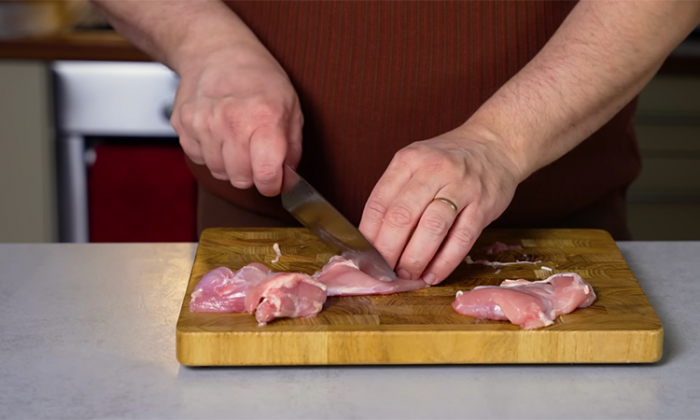 Рецепт дежурной подливы для всегда сочной курицы: сметана с чесноком и луком