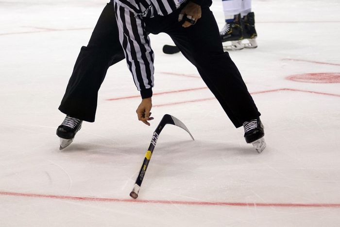 Федерация хоккея РФ отстранила трех арбитров за аморальное поведение после матча