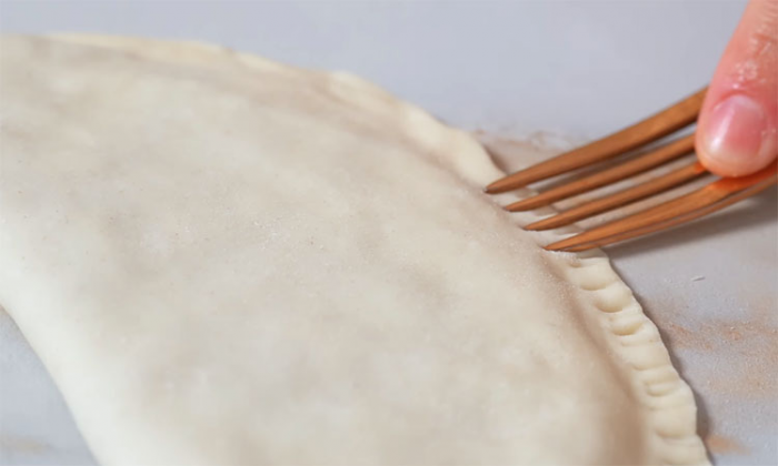 Лучшие чебуреки, как в советской чебуречной. Тесто хрустящее, с пузырьками, а сока столько, что выливается бульоном