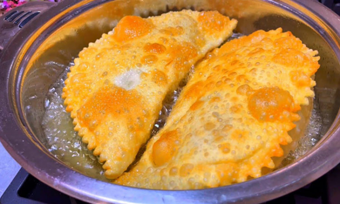 Лучшие чебуреки, как в советской чебуречной. Тесто хрустящее, с пузырьками, а сока столько, что выливается бульоном