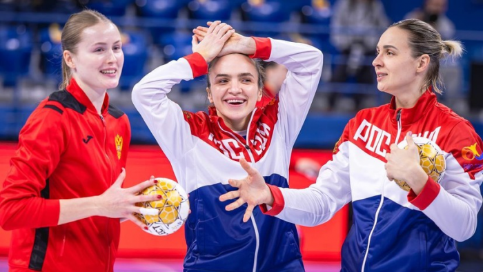 «Ностальгия о старых временах»: в Москве прошёл гала-матч в честь десятилетия победы российских гандболисток на ОИ-2016