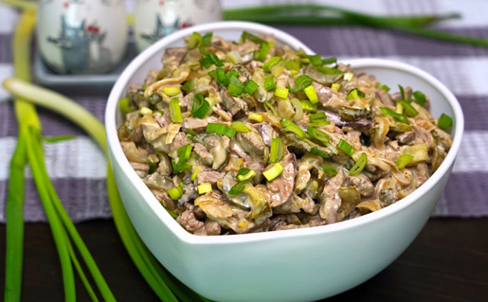 Всего 3 ингредиента, но такой салат вы не пробовали. Тут и блины, и нежная заправка, и почти без затрат