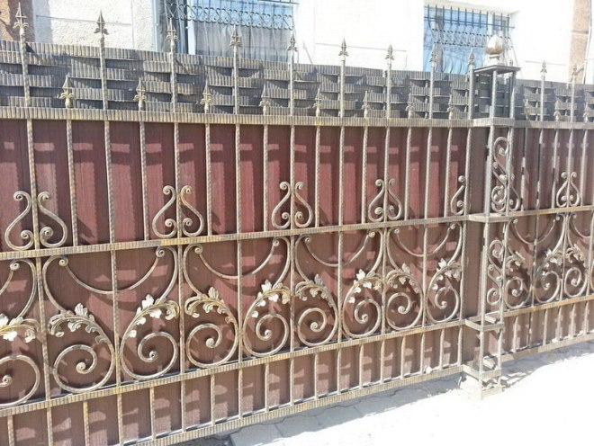 Кованые заборы: разновидности, преимущества и уход (102 фото)