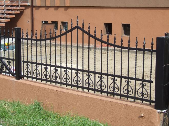 Кованые заборы: разновидности, преимущества и уход (102 фото)