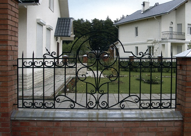 Кованые заборы: разновидности, преимущества и уход (102 фото)