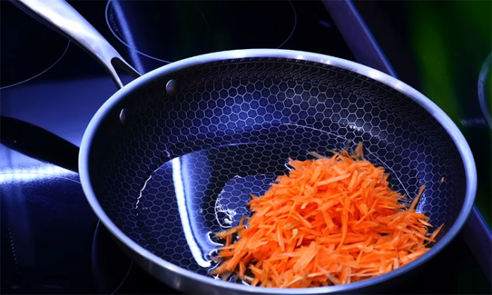 Смешиваем гречку и фарш в пропорции 1:1. Разницы по вкусу не заметно, но теперь котлеты и дешевле, и сочнее