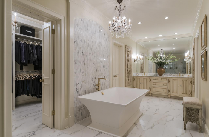 Как выбрать люстру для натяжного потолка в зал и другие комнаты (67 фото)