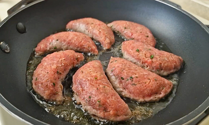 Не котлеты, а находка: мясные конвертики с моцареллой в томатном соусе