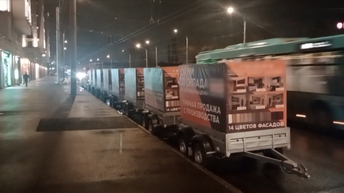 Каждый день на всех парковках: в Петербурге рекламные прицепы мешают водителям