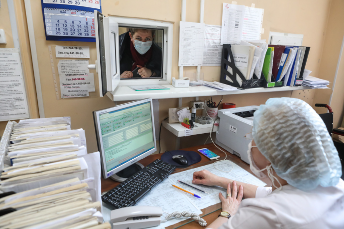 Отправляют к терапевту вместо профильного врача: Что делать пациенту и законно ли это?