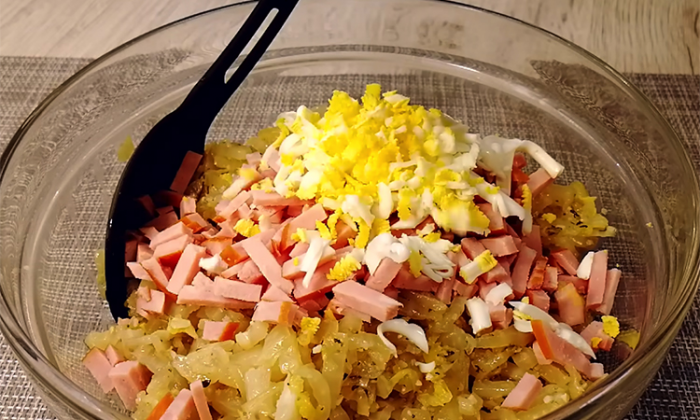 Превращаем пекинскую капусту в основу закуски. Теплые роллы разлетятся за секунды