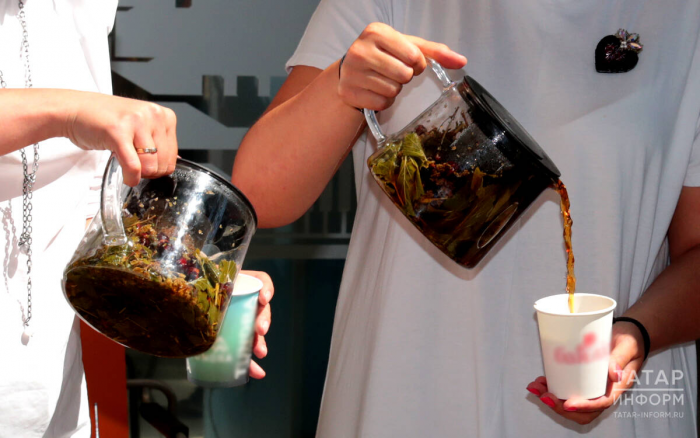 Фруктовый сок, бабл-чай и энергетики: антирейтинг напитков по версии гастроэнтеролога