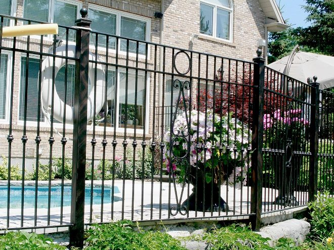 Кованые заборы: разновидности, преимущества и уход (102 фото)