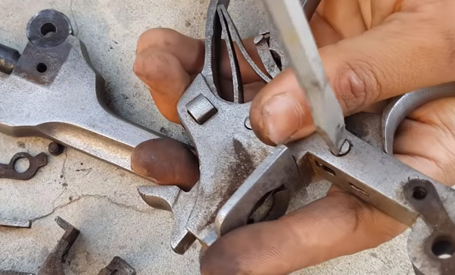 Работа оружейного мастера: ржавый револьвер из земли стал как новый в руках реставратора