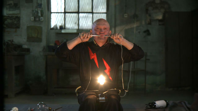 5 людей со сверхспособностями, случайно снятых на камеру. Остановил машину руками