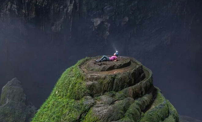 Мужчина с камерой спустился в самую большую пещеру мира, куда может поместиться небольшой город