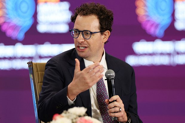 «Мы приближаемся к порогу» Писатели и философы помогли ИИ обрушить рынок акций на сотни миллиардов долларов. Как это произошло?