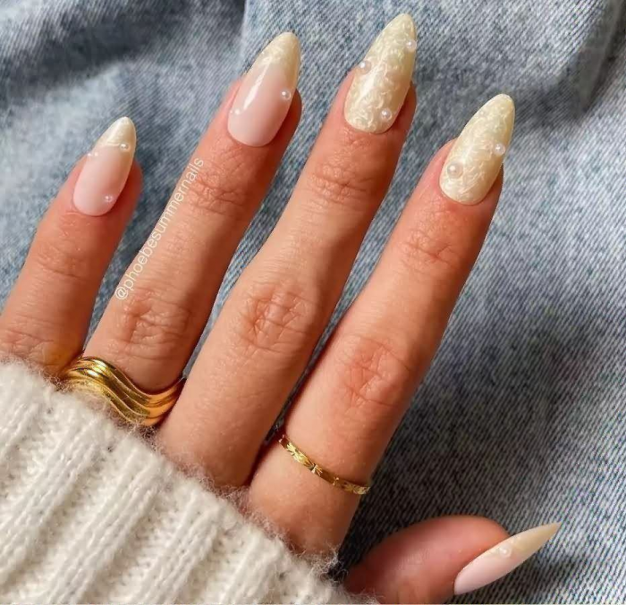 Маникюр на 8 Марта: идеи с фото