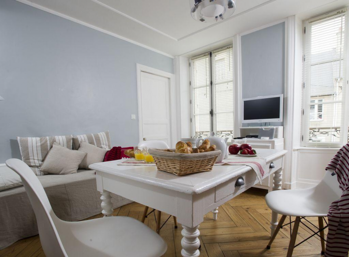 Как обустроить однокомнатную квартиру: планировка, отделка, цвет, свет (64 фото)