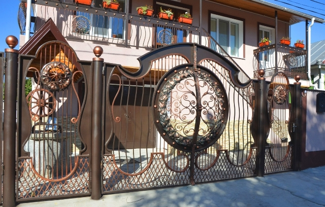 Кованые заборы: разновидности, преимущества и уход (102 фото)