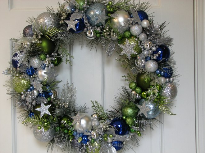 Самые популярные и необычные украшения дверей на Новый год (63 фото)