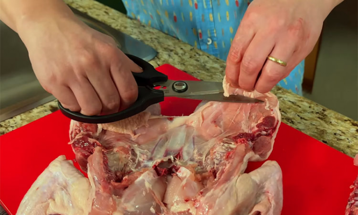 Секрет самой сочной курицы в духовке: запекаем методом «бабочки», получится вкуснее гриля